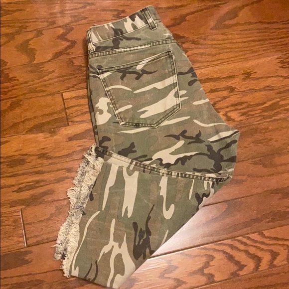 Golden Star Camo Capris - Picture 8 of 8